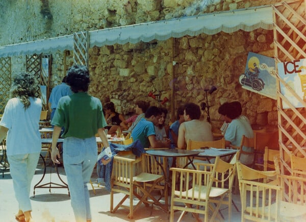 «Μα πώς γεμίζει αυτή η τρύπα;»: Πριν από 40 χρόνια, τα «Δυο Λουξ» ξάφνιασαν τα Χανιά 