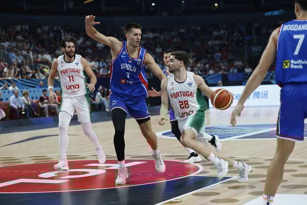 Eurobasket 2025: Ο Πετρούσεβ έριξε γροθιά σε αντίπαλό του και αποβλήθηκε 