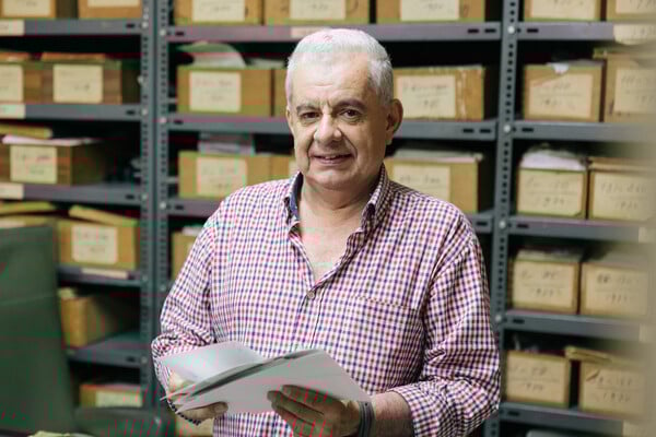 Ο Νίκος Φλώρος είναι ο τελευταίος φωτορεπόρτερ μιας άλλης Αθήνας