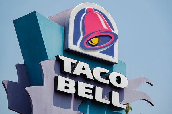 Taco Bell: Επανεξετάζει τη χρήση AI στο drive-through αφού πελάτης παρήγγειλε 18.000 νερά