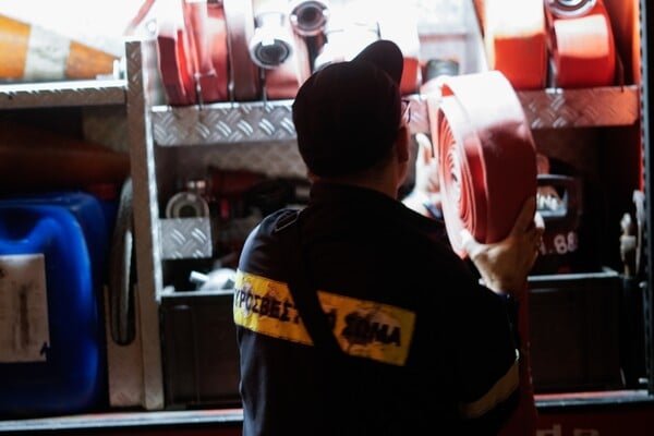Φωτιά τώρα σε εγκαταλελειμμένο χώρο στο Κιάτο - Μήνυμα από το 112