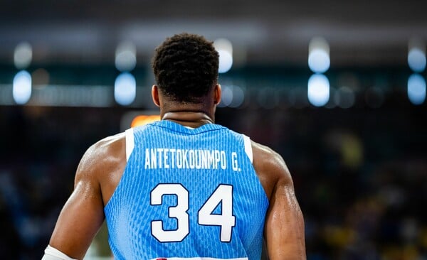 EuroBasket: «Απλώς δώστε το τρόπαιο στην Ελλάδα», γράφε η FIBA