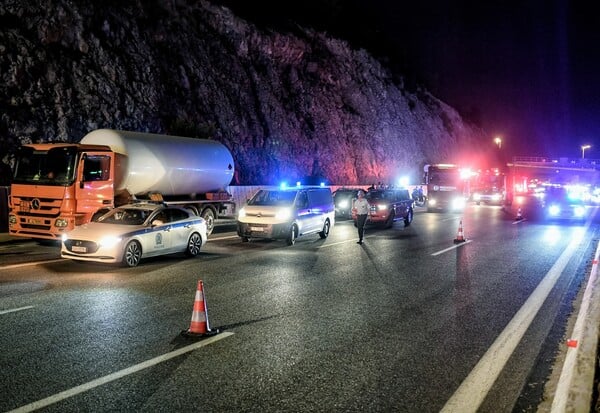 Πώς έγινε το τροχαίο στην εθνική οδό Αθηνών-Κορίνθου: Νταλίκα ανατράπηκε και πήρε φωτιά