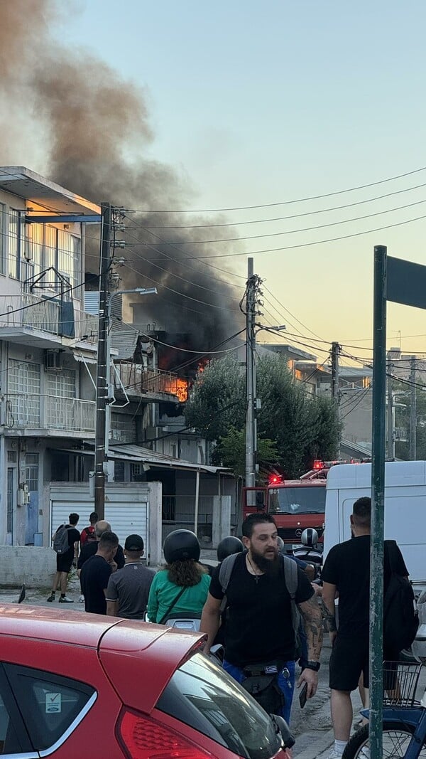 Φωτιά σε επιχείρηση στο Περιστέρι: Στο νοσοκομείο ένα άτομο