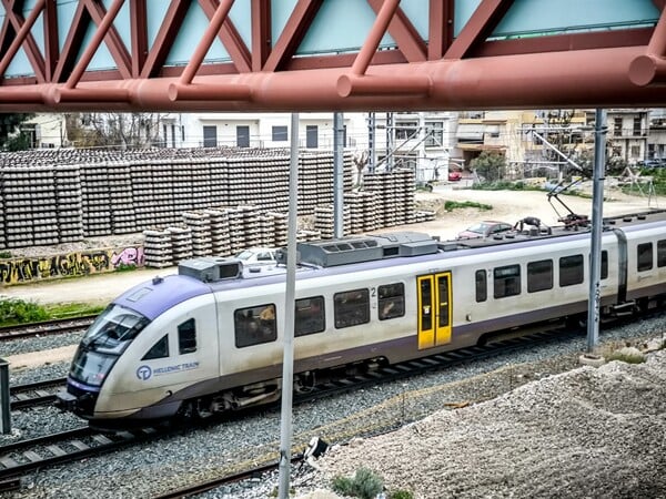 Hellenic Train: Με λεωφορεία στον τελικό προορισμό τους οι επιβάτες της αμαξοστοιχίας 11304, λόγω πυρκαγιάς 