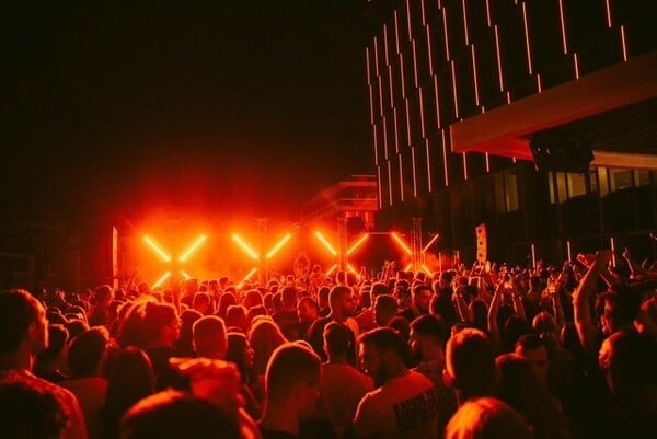 Under the stars party: O Πύργος του Πειραιά γίνεται club με τους Street Outdoors στα decks
