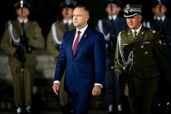 Πολωνία σε σταυροδρόμι: Τραμπ ή ΕΕ; Η μάχη Τουσκ – Ναβρότσκι απειλεί τη χώρα