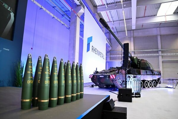 Rheinmetall και λοιπές εταιρείες όπλων κυνηγούν ταλέντα προσφέροντας γιόγκα, υψηλούς μισθούς και... προφυλακτικά