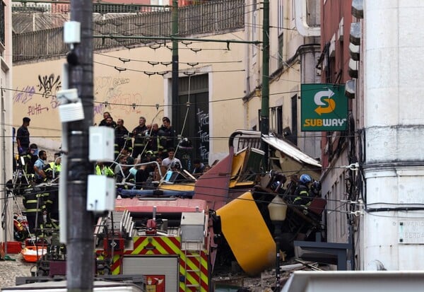 Στους 15 οι νεκροί από τον εκτροχιασμό του ιστορικού τελεφερίκ Γκλόρια στη Λισαβόνα