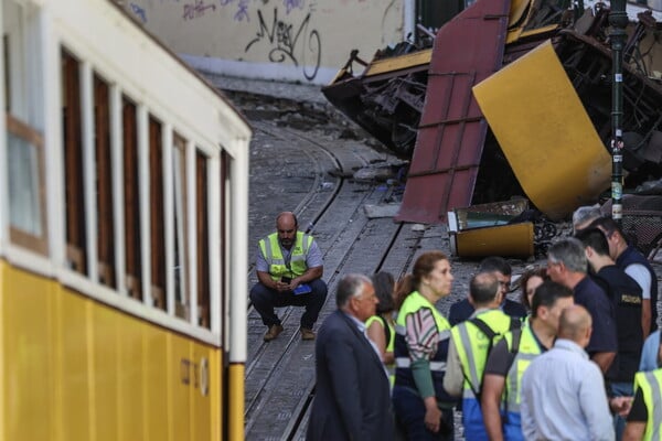 Πορτογαλία: Στους 17 οι νεκροί από τον εκτροχιασμό του τελεφερίκ «Γκλόρια» στη Λισαβόνα