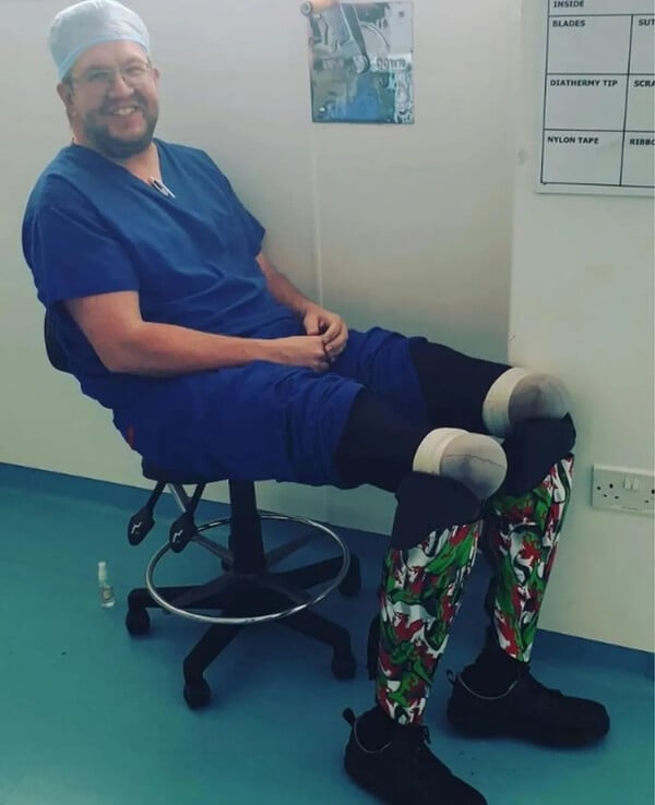 Χειρουργός του NHS που ακρωτηρίασε τα πόδια του για να ικανοποιήσει σεξουαλική επιθυμία καταδικάστηκε
