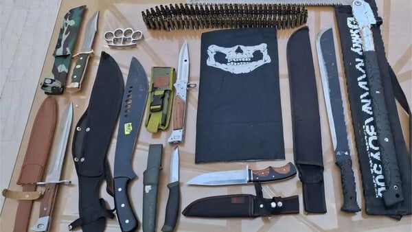 Ηγουμενίτσα: 18χρονος προσπάθησε να ταξιδέψει στην Ιταλία με ματσέτα, κατάνα και οπλοστάσιο
