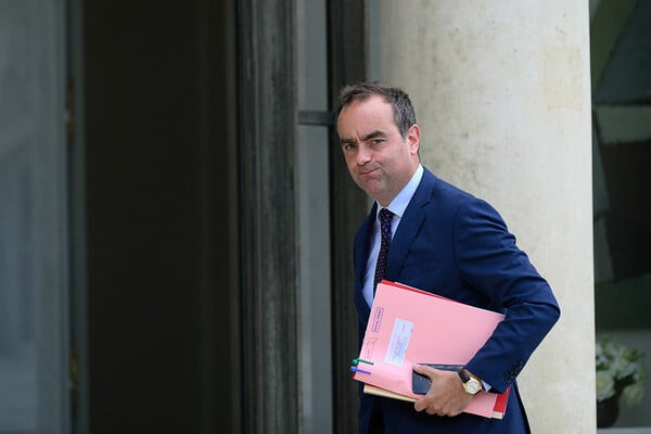 Ο Σεμπαστιάν Λεκορνού από «σκιά» στο προσκήνιο: Ποιος είναι ο 39χρονος πιθανός επόμενος πρωθυπουργός της Γαλλίας