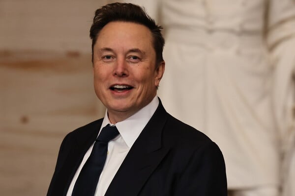 Η Tesla υπόσχεται έως 1 τρισ. δολάρια στον Έλον Μασκ αν πετύχει φιλόδοξους στόχους