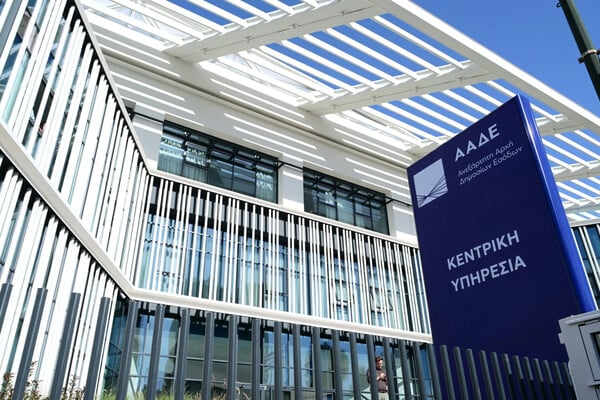 Η ΑΑΔΕ παγίδευσε γνωστό τράπερ: Αγόραζε πολυτελή αυτοκίνητα και ρολόγια μέσω ΜΚΟ