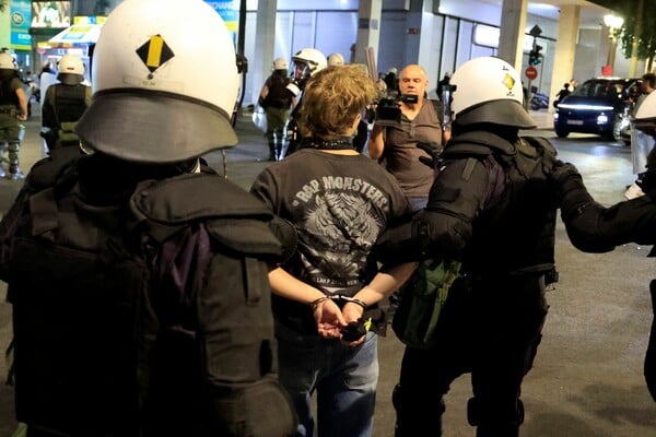 Επεισόδια στο Σύνταγμα μετά τη συγκέντρωση για τα Τέμπη