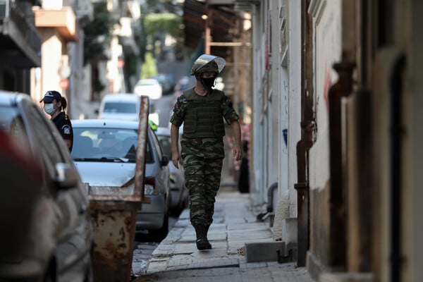 Εντοπίστηκε χειροβομβίδα δίπλα σε κάδο απορριμμάτων στον Κολωνό