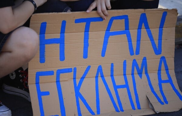 Τέμπη: Μεγάλη προσέλευση κόσμου στο Σύνταγμα για τη συγκέντρωση διαμαρτυρίας