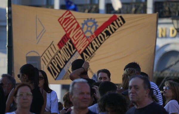 Τέμπη: Μεγάλη προσέλευση κόσμου στο Σύνταγμα για τη συγκέντρωση διαμαρτυρίας