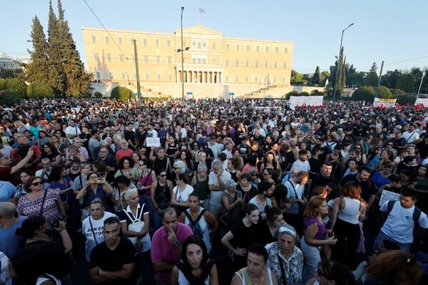Τέμπη: Χιλιάδες κόσμου στο Σύνταγμα για τη συγκέντρωση διαμαρτυρίας
