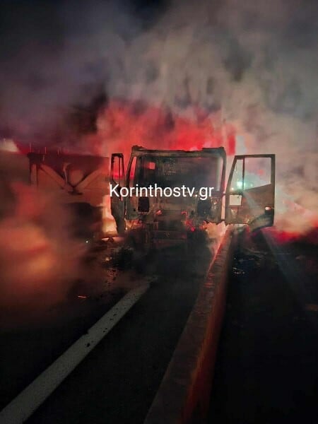 Εθνική Οδός: Νταλίκα με καυσόξυλα προσέκρουσε στο διάζωμα και τυλίχτηκε στις φλόγες