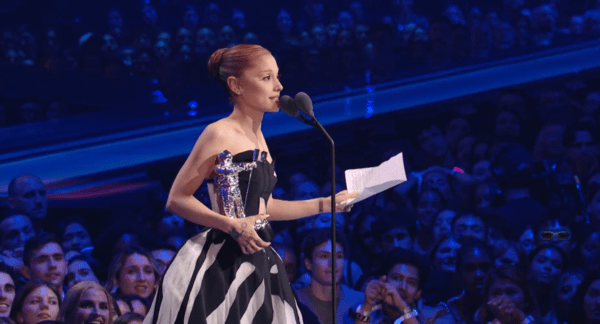 «Ευχαριστώ τους γκέι, σας αγαπώ», είπε η Ariana Grande μετά τη βράβευσή της στα VMAs 