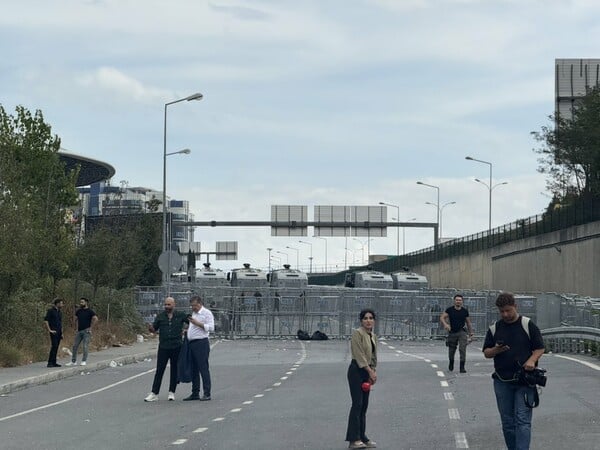 Σκηνικό πραξικοπήματος στην Τουρκία: Δακρυγόνα και χάος έξω από τα γραφεία του CHP στην Κωνσταντινούπολη