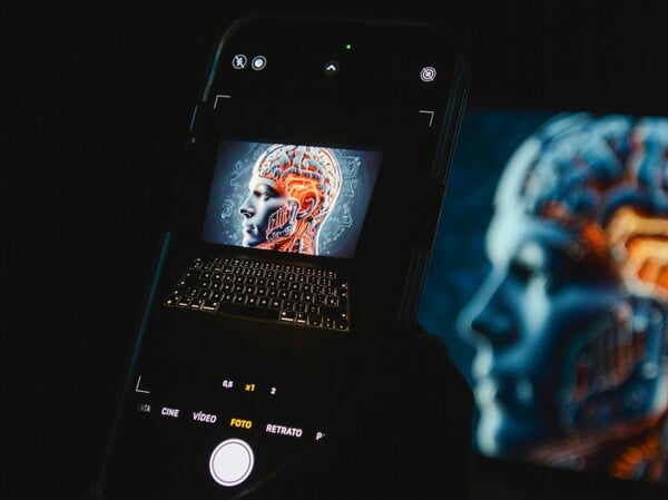 Πώς τα chatbots και η υπερ-νοημοσύνη της AI μπορεί να απειλήσουν την ανθρωπότητα