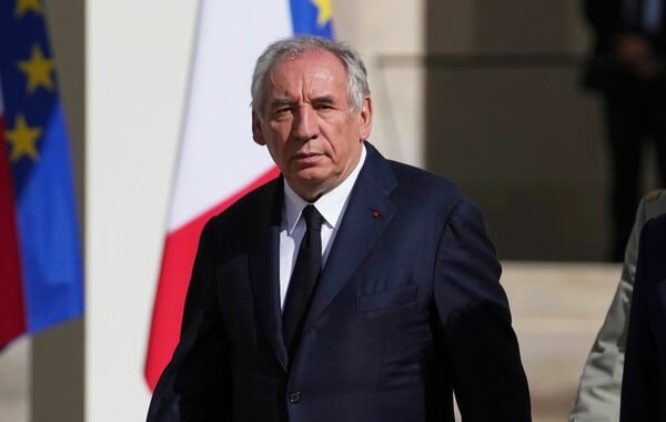 Στο Ελιζέ ο Μπαϊρού για να υποβάλει την παραίτησή του - Όλα τα βλέμματα στραμμένα Μακρόν