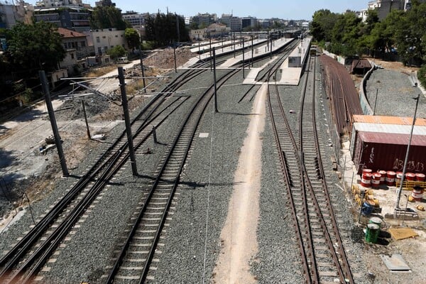 Νέο σχέδιο για ασφαλέστερες σιδηροδρομικές διαβάσεις – Τι προτείνει ο ΣΕΣ