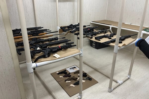 ΗΠΑ: Συνελήφθη 13χρονος με 23 όπλα στο σπίτι του - Είχε «εμμονή» με school shootings