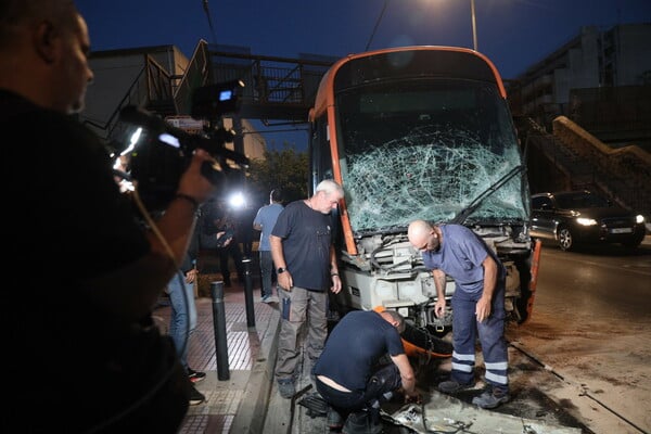 Πειραιάς: Ο οδηγός του τραμ είπε στις Αρχές ότι ένιωσε σκοτοδίνη - 30 τραυματίες από τη σύγκρουση