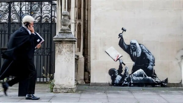 Banksy: Αφαιρέθηκε το νέο του έργο από το Βασιλικό Δικαστήριο του Λονδίνου
