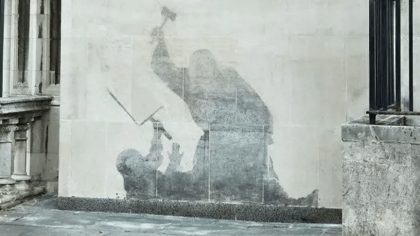 Banksy: Αφαιρέθηκε το νέο του έργο από το Βασιλικό Δικαστήριο του Λονδίνου