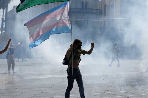 Χάος στη Γαλλία: Πάνω από 200 συλλήψεις και φωτιές στο Παρίσι - Τι είναι το κίνημα «Μπλοκάρουμε τα Πάντα»