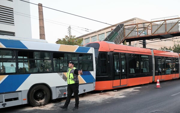 Πειραιάς: Ο οδηγός του τραμ είπε στις Αρχές ότι ένιωσε σκοτοδίνη - 30 τραυματίες από τη σύγκρουση