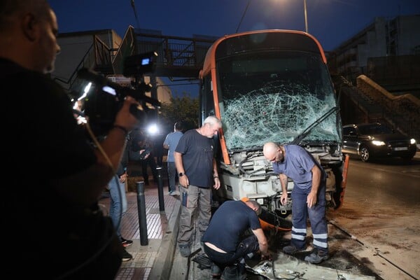 Πειραιάς: Ο οδηγός του τραμ είπε στις Αρχές ότι ένιωσε σκοτοδίνη - 30 τραυματίες από τη σύγκρουση