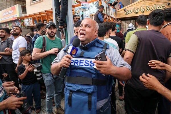 «Ο κόσμος μας αντιμετωπίζει με αδιαφορία» λέει δημοσιογράφος που έχασε τη γυναίκα και τα παιδιά του στη Γάζα