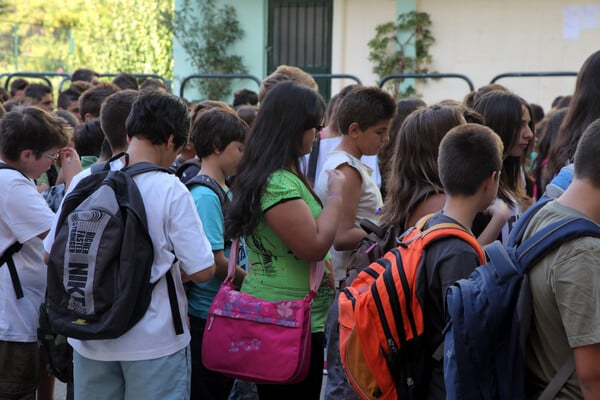 Το πρώτο κουδούνι της νέας σχολικής χρονιάς – Όλες οι αλλαγές σε σχολεία και πρόγραμμα σπουδών