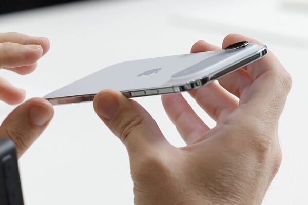 Apple: Θα φέρει το τελευταίο iPhone το τέλος της sim card;