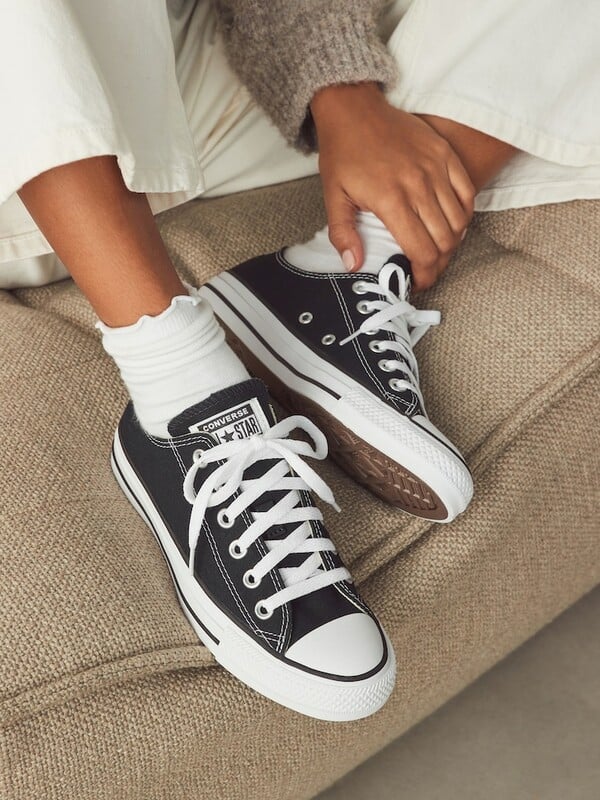 Πλανήτης sneakers: Οι τάσεις που «παίζουν» δυνατά φέτος 