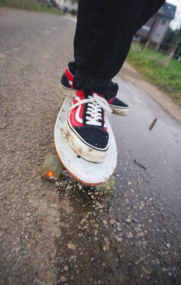 Πλανήτης sneakers: Οι τάσεις που «παίζουν» δυνατά φέτος 