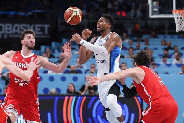 Eurobasket στο TikTok: Ο Έλληνας σύζυγος έχασε το στοίχημα από την Τουρκάλα γυναίκα του και πλένει τα πιάτα