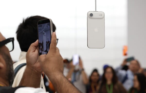 iPhone Air: Πόσο διαρκεί η μπαταρία του - O Tim Cook απαντά