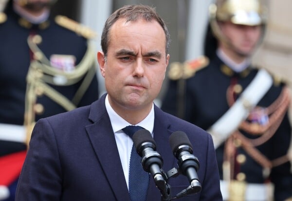 Γαλλία: Ο νέος πρωθυπουργός Λεκορνί αποσύρει την κατάργηση των δύο αργιών από το σχέδιο Μπαϊρού