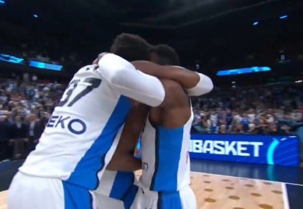 Eurobasket 2025: Η στιγμή που τα αδέλφια Αντετοκούνμπο αγκαλιάζονται και δακρύζουν μετά τη νίκη