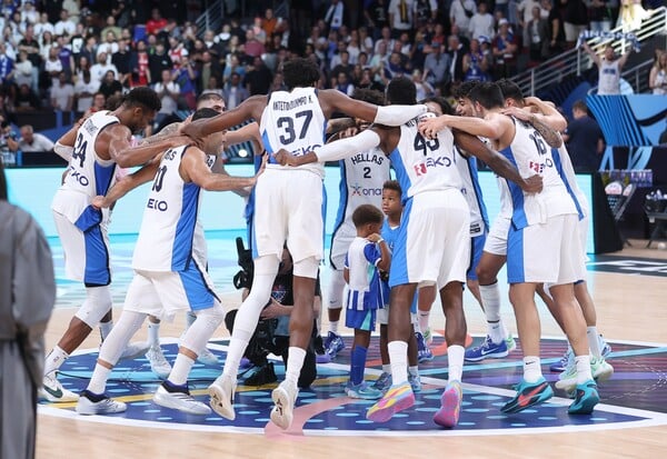 Eurobasket 2025: Η Εθνική χόρεψε το παραδοσιακό συρτάκι μετά την κατάκτηση του χάλκινου μεταλλίου