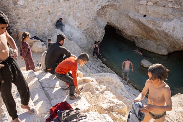 Στη Συρία, στα αρχαία ερείπια της Παλμύρας, μια όαση αργοπεθαίνει