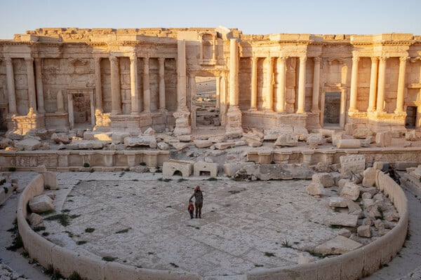 Στη Συρία, στα αρχαία ερείπια της Παλμύρας, μια όαση αργοπεθαίνει
