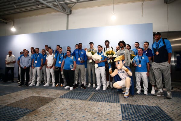 Eurobasket 2025: Υποδέχθηκαν την Εθνική με Final Countdown στο «Ελευθέριος Βενιζέλος»